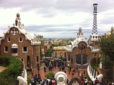 Kommunledningen i Barcelona har lovat minska turistinflytandet i centrum.